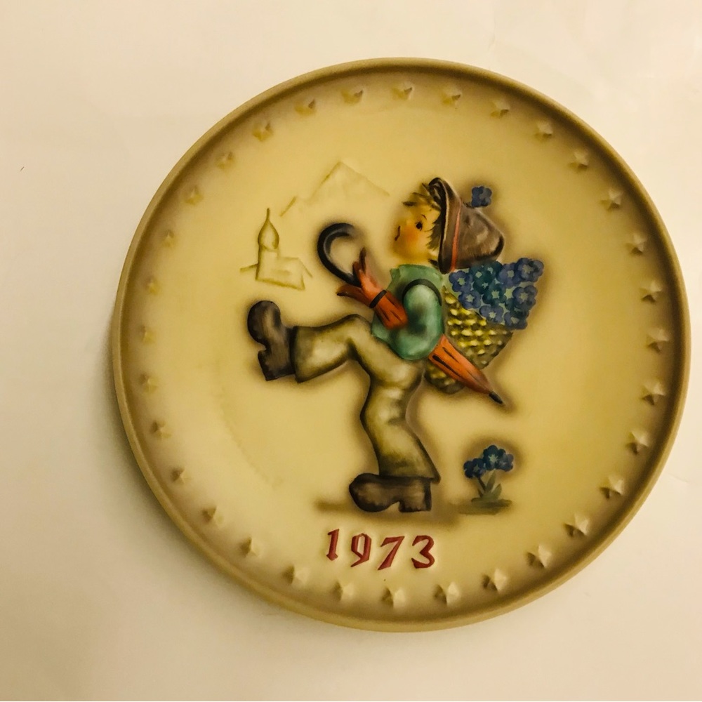 New MJ Hummel 1973 Annual Plate in Bas Relief Goebel Hand Painted Porcelain